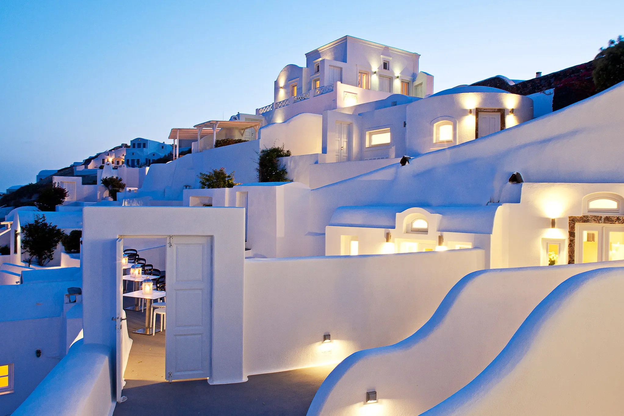 Exterior1-CanavesOiaSantorini-Greece-CRHotel